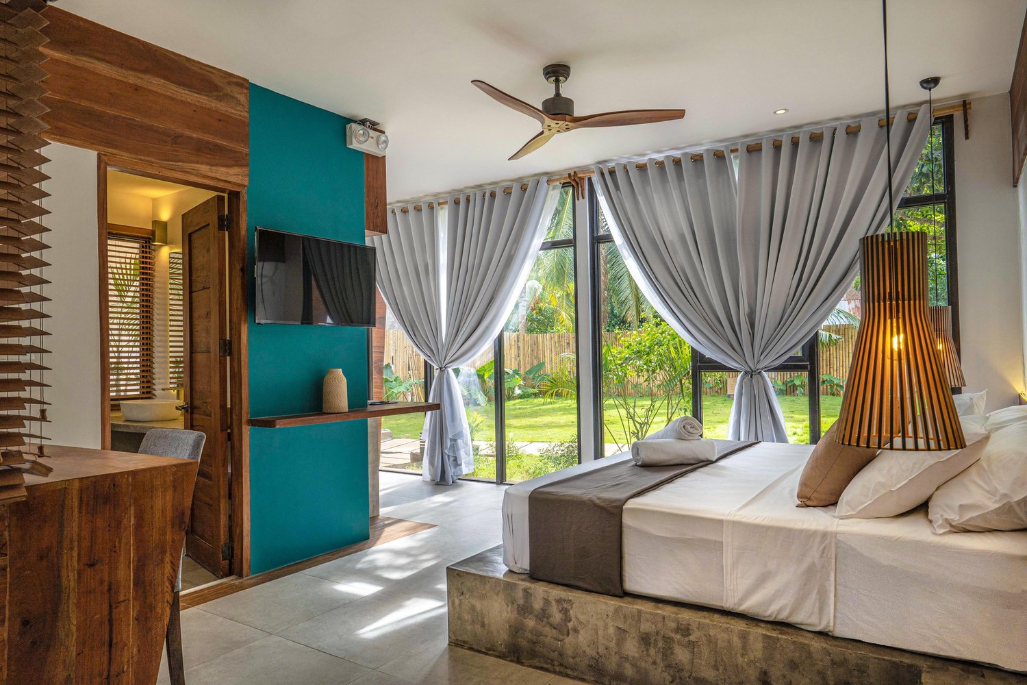 Deluxe Garden Room king bed